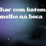 Sonhar com batom vermelho na boca
