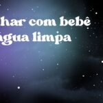 Sonhar com bebê na água limpa