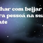 Sonhar com beijar outra pessoa na sua frente