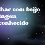Sonhar com beijo de língua desconhecido