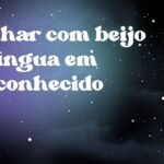 Sonhar com beijo de língua em desconhecido