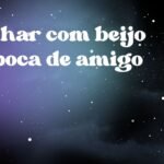 Sonhar com beijo na boca de amigo