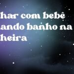 Sonhar com bebê tomando banho na banheira