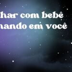 Sonhar com bebê urinando em você