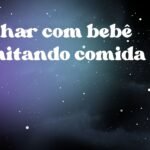 Sonhar com bebê vomitando comida