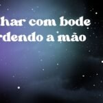 Sonhar com bode mordendo a mão