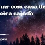 Sonhar com casa de madeira caindo