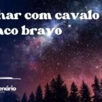 Sonhar com cavalo branco bravo