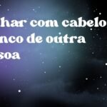 Sonhar com cabelo branco de outra pessoa