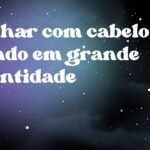 Sonhar com cabelo caindo em grande quantidade