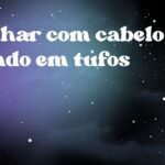 Sonhar com cabelo caindo em tufos