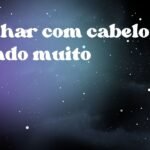 Sonhar com cabelo caindo muito