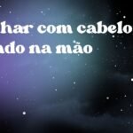 Sonhar com cabelo caindo na mão