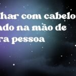 Sonhar com cabelo caindo na mão de outra pessoa
