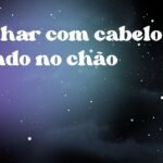Sonhar com cabelo caindo no chão