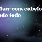Sonhar com cabelo caindo todo