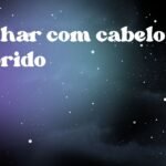 Sonhar com cabelo colorido