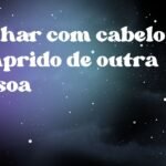 Sonhar com cabelo comprido de outra pessoa