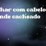 Sonhar com cabelo grande cacheado