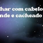 Sonhar com cabelo grande e cacheado