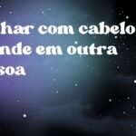 Sonhar com cabelo grande em outra pessoa