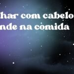 Sonhar com cabelo grande na comida