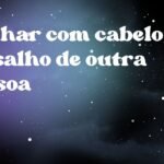 Sonhar com cabelo grisalho de outra pessoa