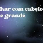 Sonhar com cabelo liso e grande
