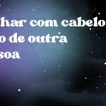 Sonhar com cabelo loiro de outra pessoa