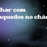 Sonhar com brinquedos no chão