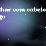 Sonhar com cabelo longo