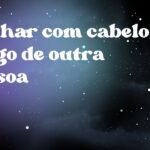 Sonhar com cabelo longo de outra pessoa