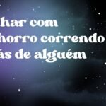 Sonhar com cachorro correndo atrás de alguém