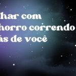 Sonhar com cachorro correndo atrás de você