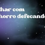 Sonhar com cachorro defecando