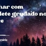 Sonhar com chiclete grudado no dente