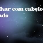 Sonhar com cabelo rosado