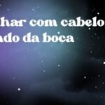 Sonhar com cabelo saindo da boca