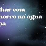 Sonhar com cachorro na água limpa