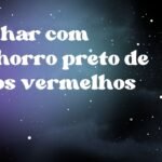 Sonhar com cachorro preto de olhos vermelhos