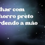 Sonhar com cachorro preto mordendo a mão
