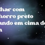 Sonhar com cachorro preto pulando em cima de mim