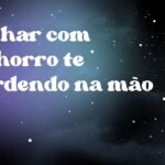 Sonhar com cachorro te mordendo na mão
