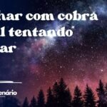 Sonhar com cobra coral tentando atacar