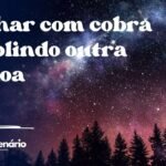 Sonhar com cobra engolindo outra pessoa