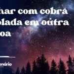 Sonhar com cobra enrolada em outra pessoa
