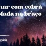 Sonhar com cobra enrolada no braço