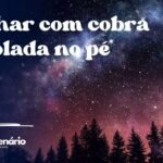 Sonhar com cobra enrolada no pé