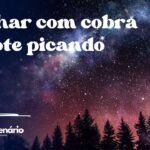 Sonhar com cobra filhote picando