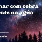 Sonhar com cobra gigante na água